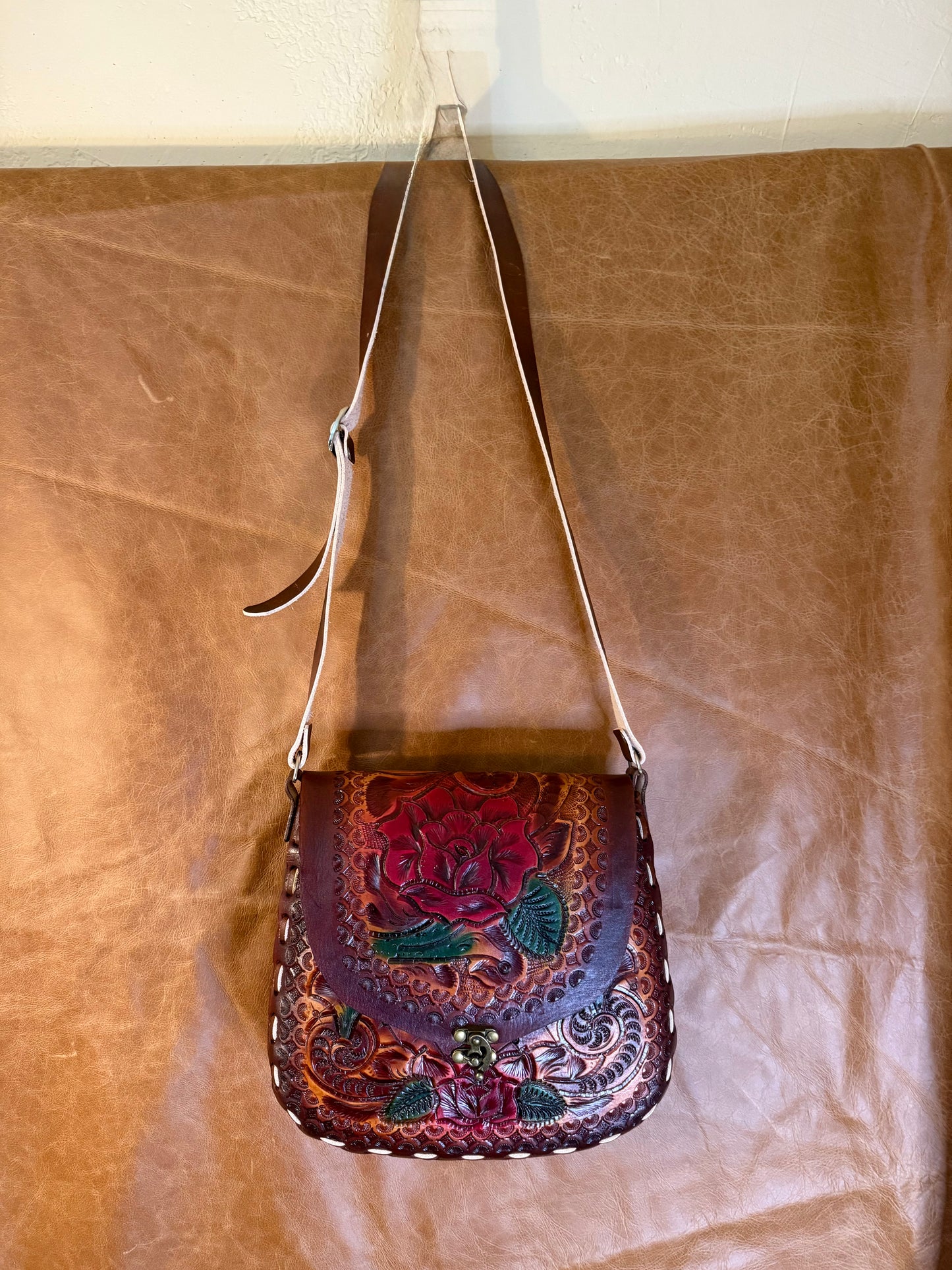 BOLSA DE PIEL CON ROSAS CINSELADA GRANDE