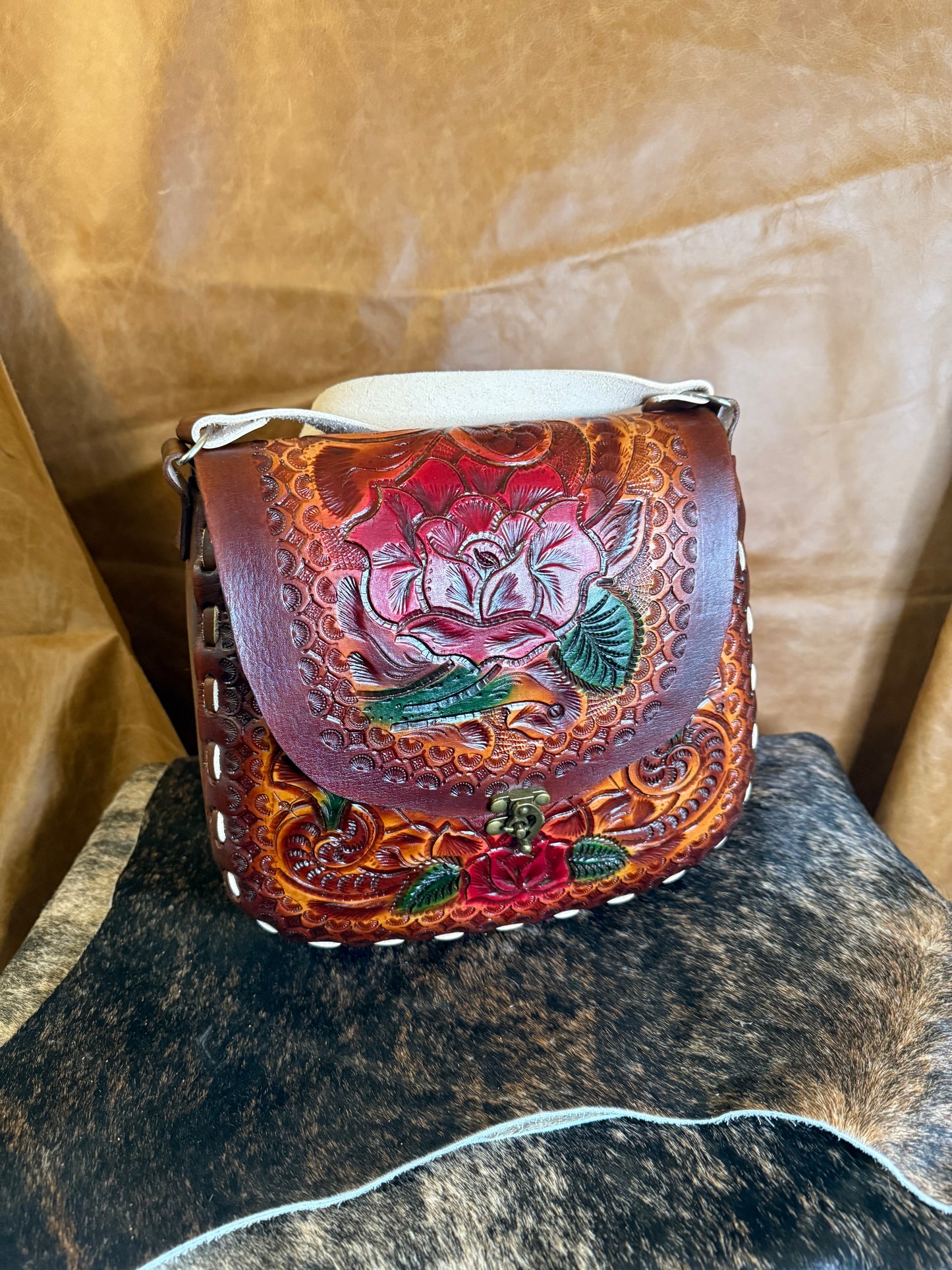 BOLSA DE PIEL CON ROSAS CINSELADA GRANDE