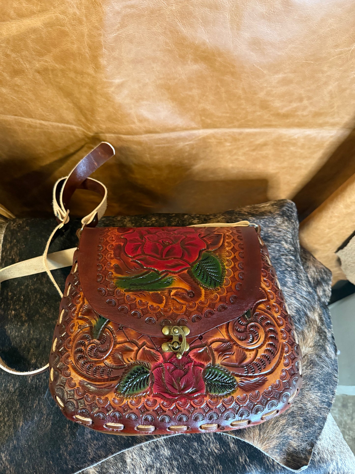 BOLSA DE PIEL CON ROSAS CINSELADA GRANDE