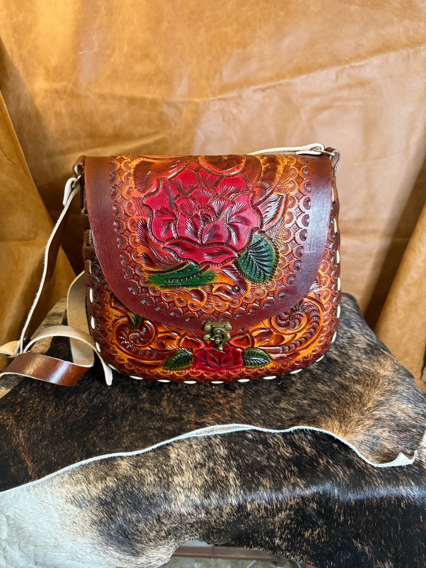 BOLSA DE PIEL CON ROSAS CINSELADA GRANDE