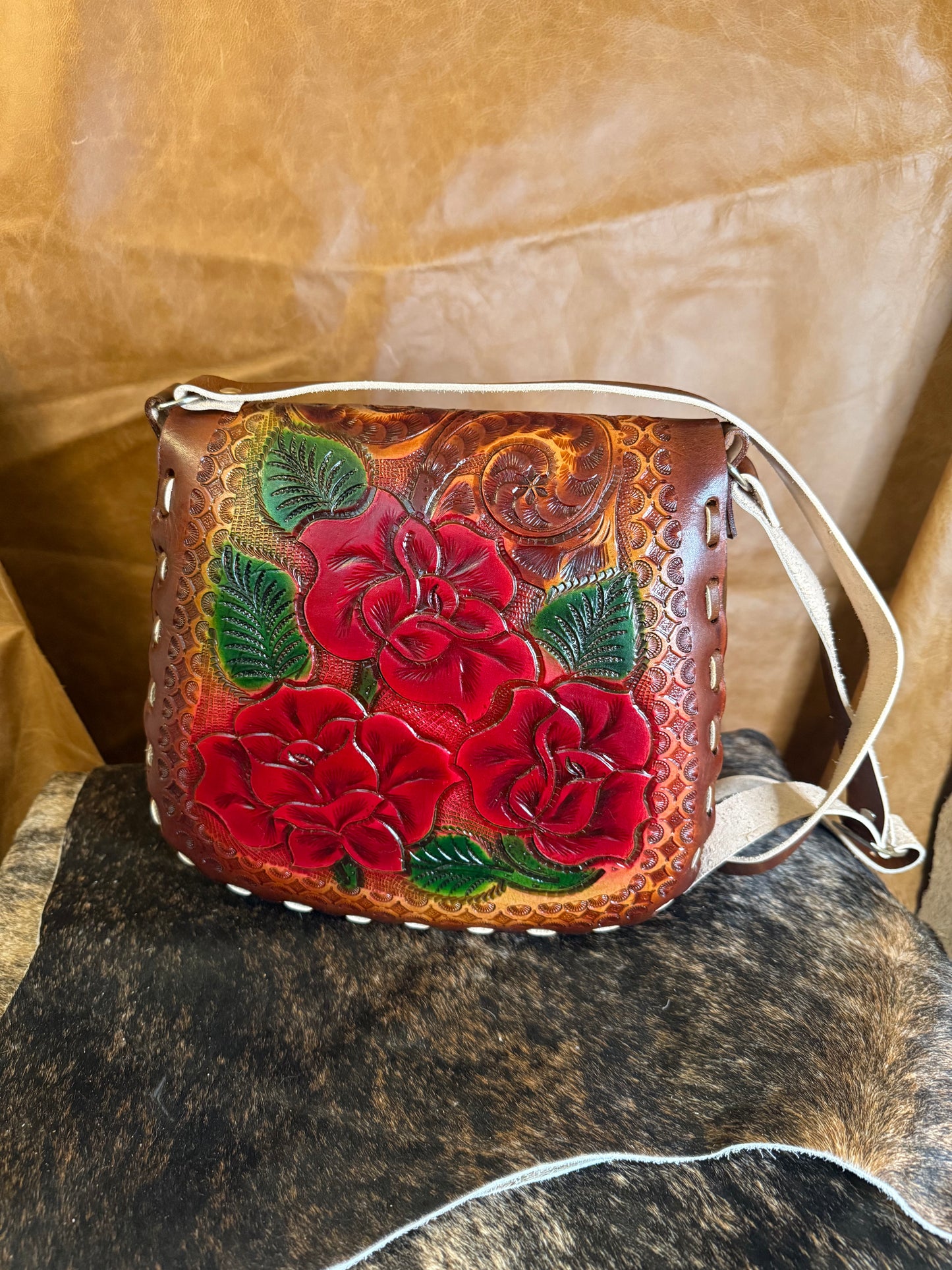 BOLSA DE PIEL CON ROSAS CINSELADA GRANDE