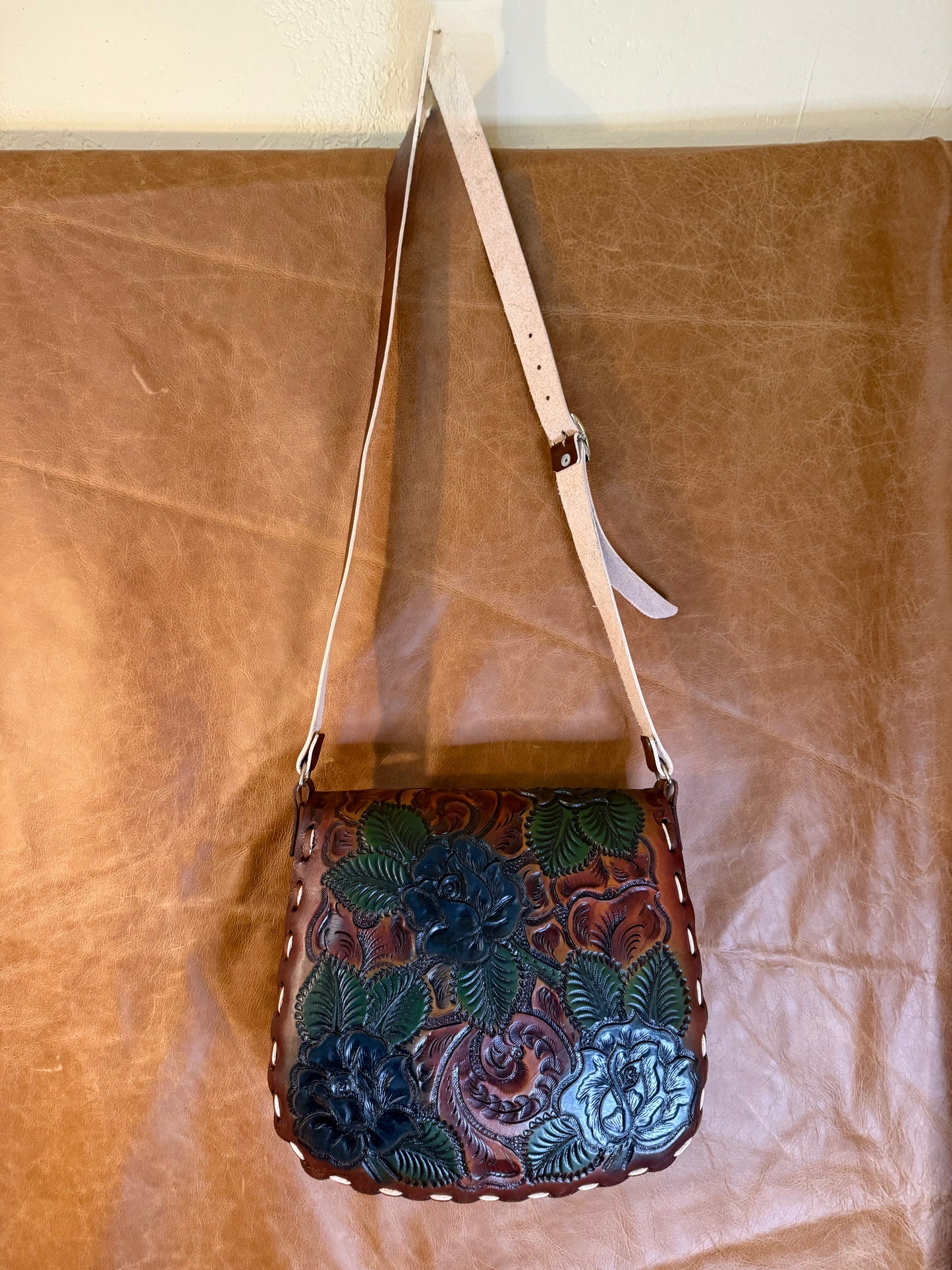 BOLSA DE PIEL FLORES CINCELADA GRANDE