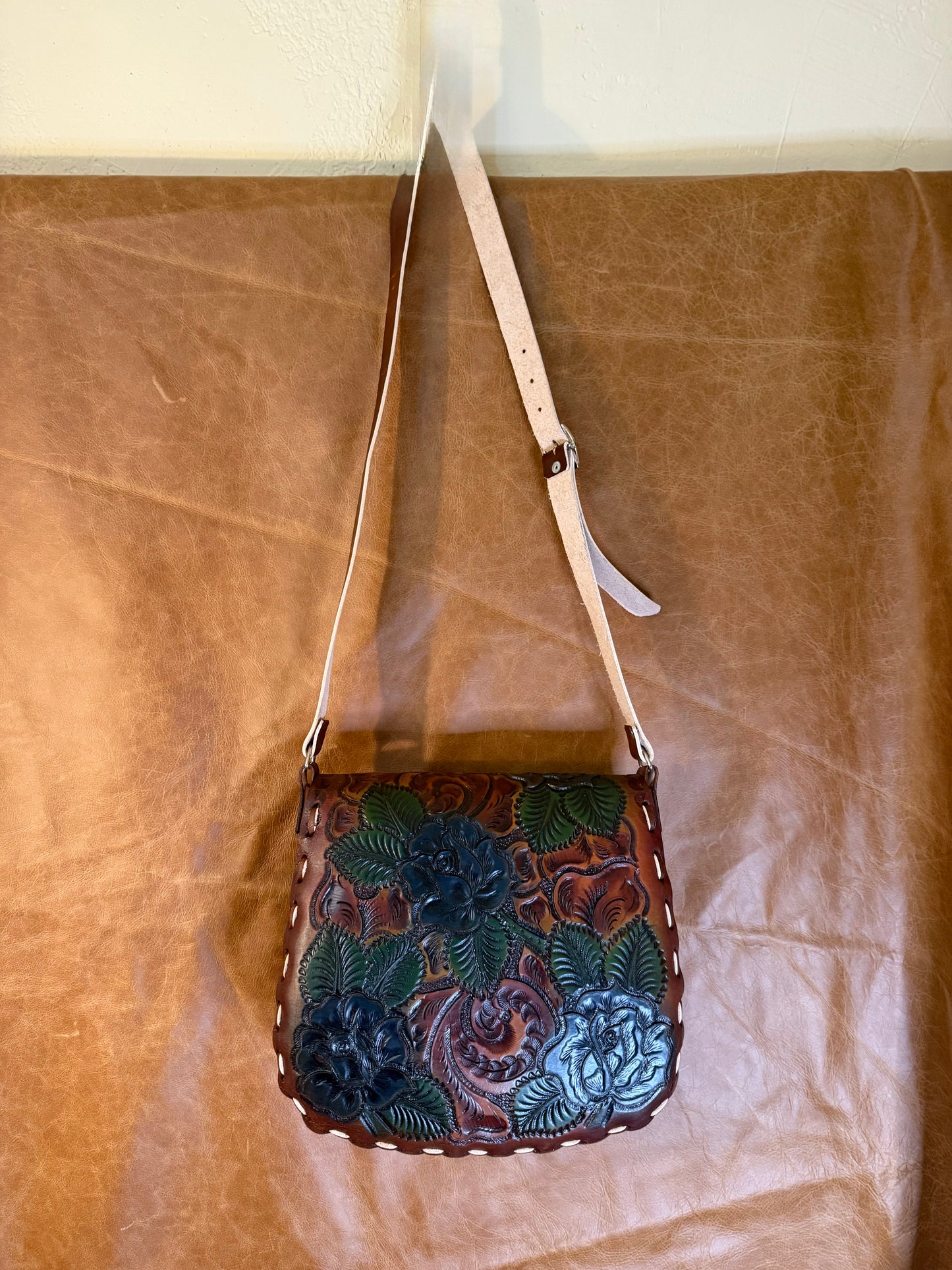 BOLSA DE PIEL FLORES CINCELADA GRANDE