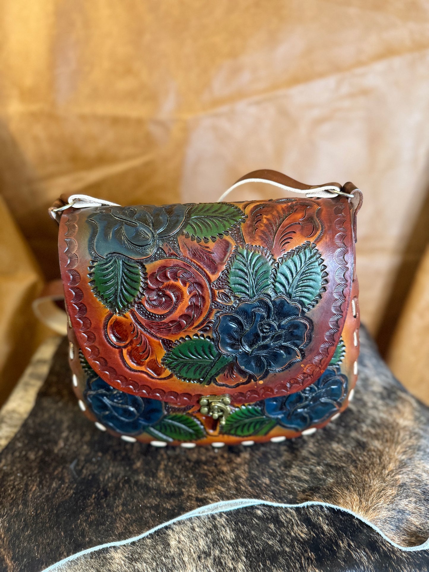 BOLSA DE PIEL FLORES CINCELADA GRANDE